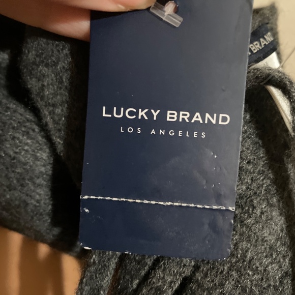 Women Men NWT Lucky Brand Lightweight Warm Fringe Big Scarf New with tags - Picture 4 of 6